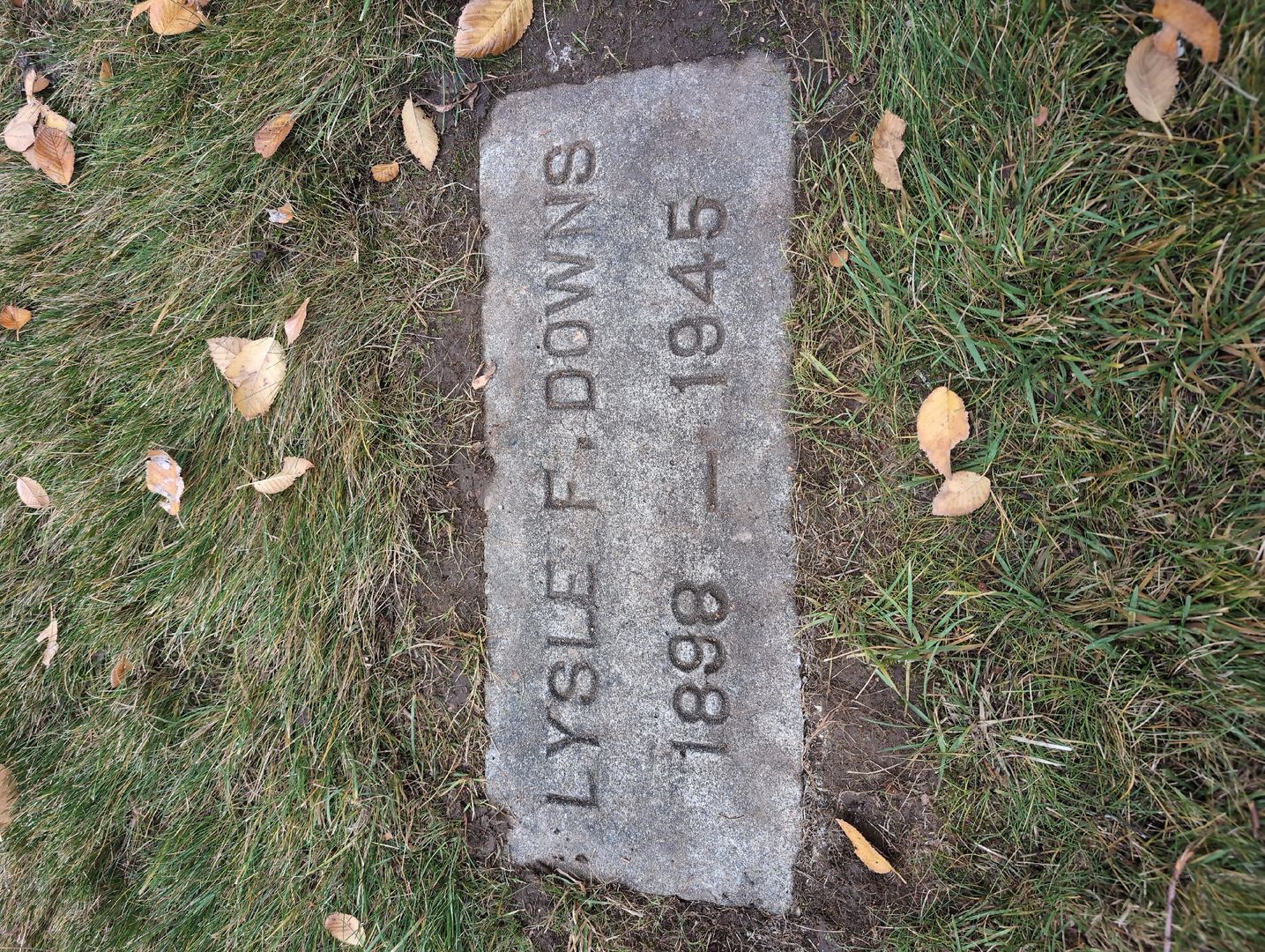 Aletha D. Lawson's grave. Photo 1