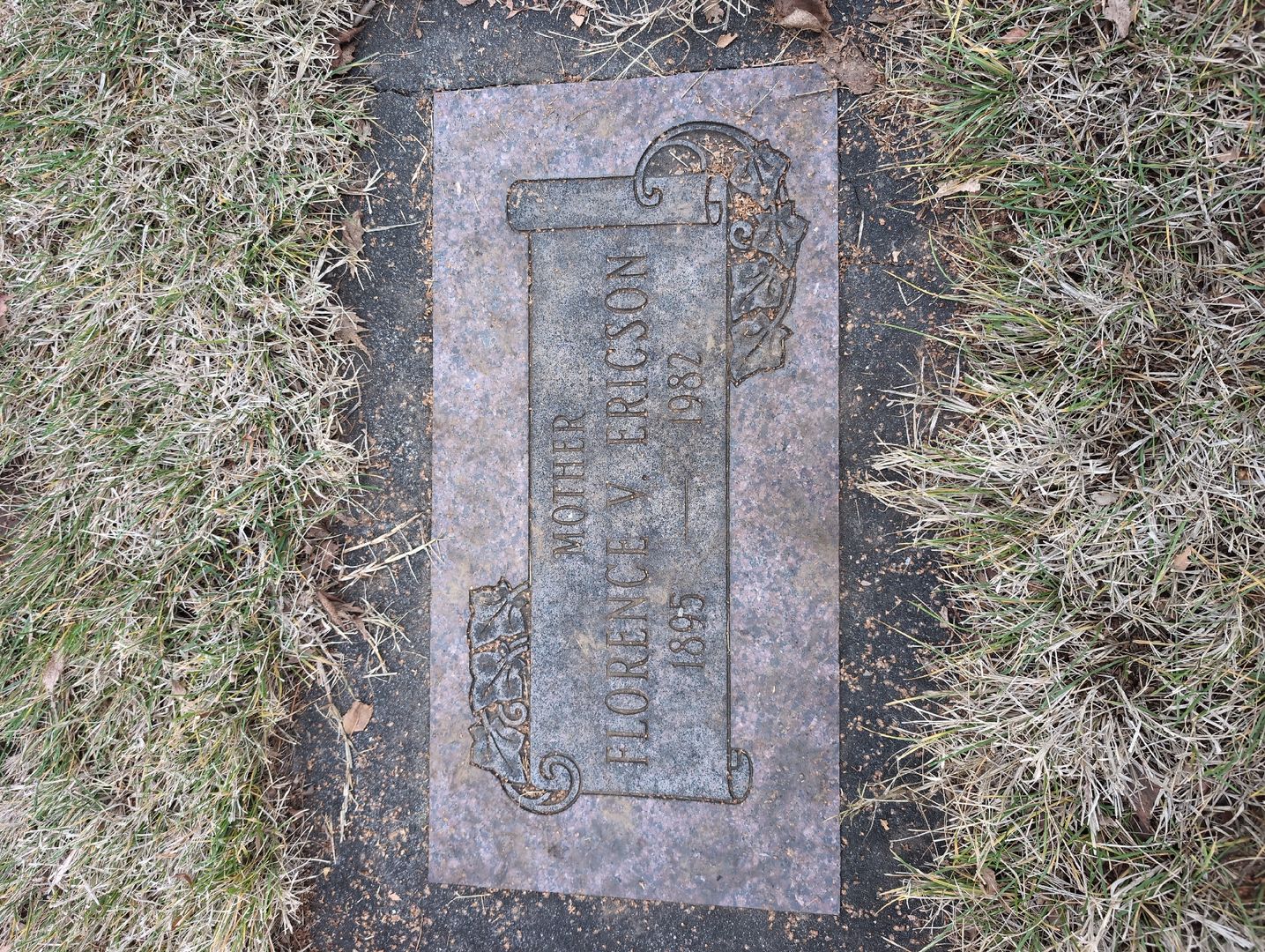 Hazel Enid Lund's grave. Photo 1