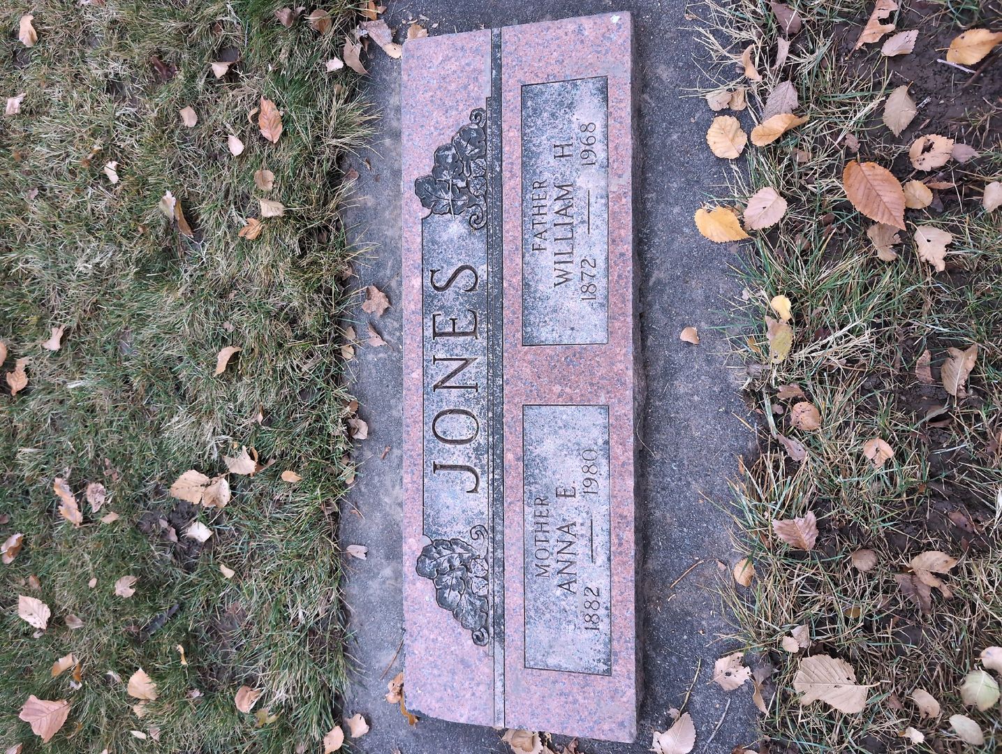 Etta Taylor's grave. Photo 1