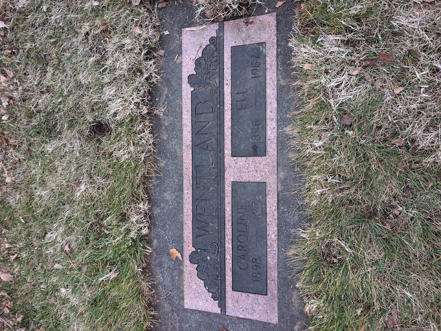 Mamie Packard's grave. Photo 1