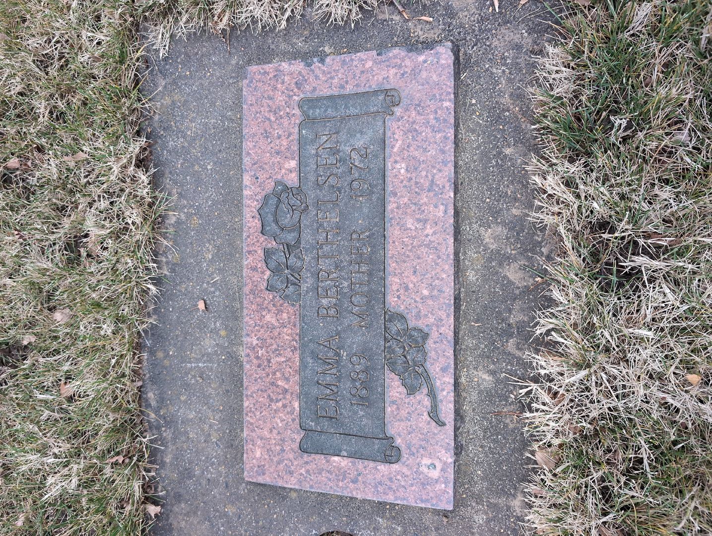 Ernest R. Nailor's grave. Photo 1