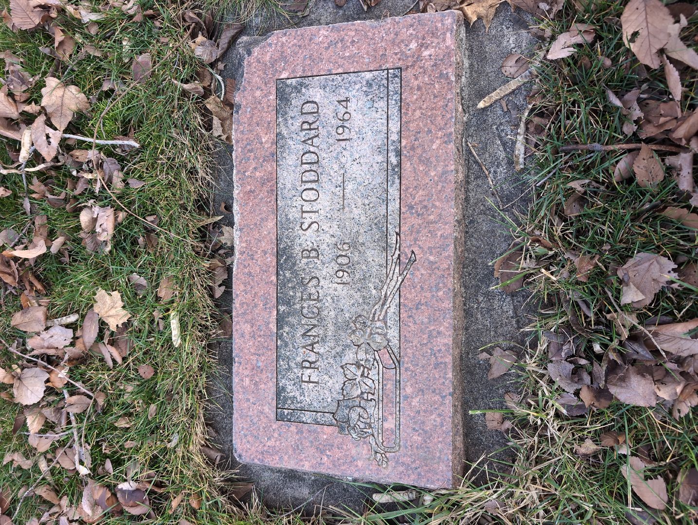 Mae Macklin Lay's grave. Photo 1