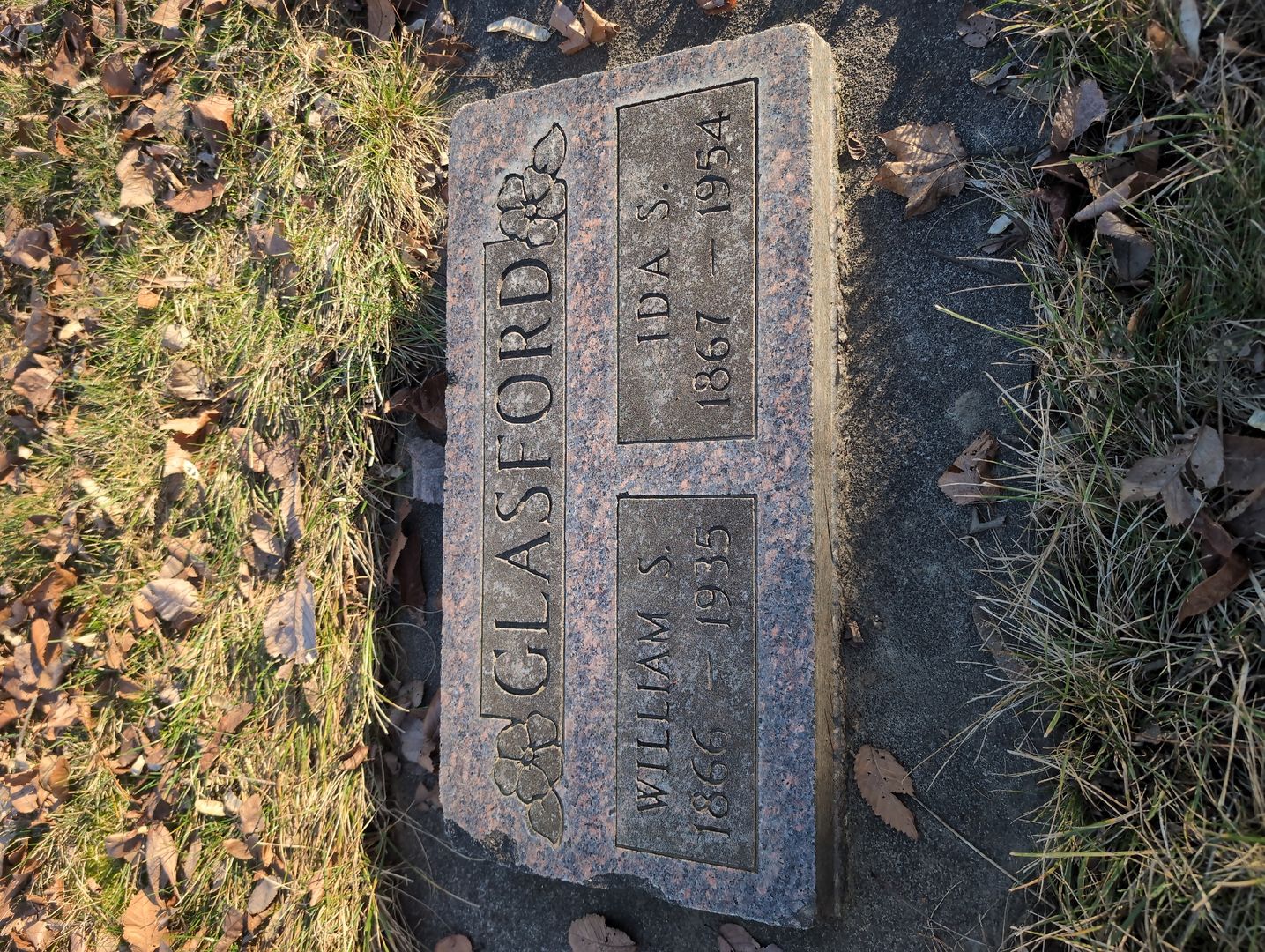 Lester H. Zimmerman's grave. Photo 1