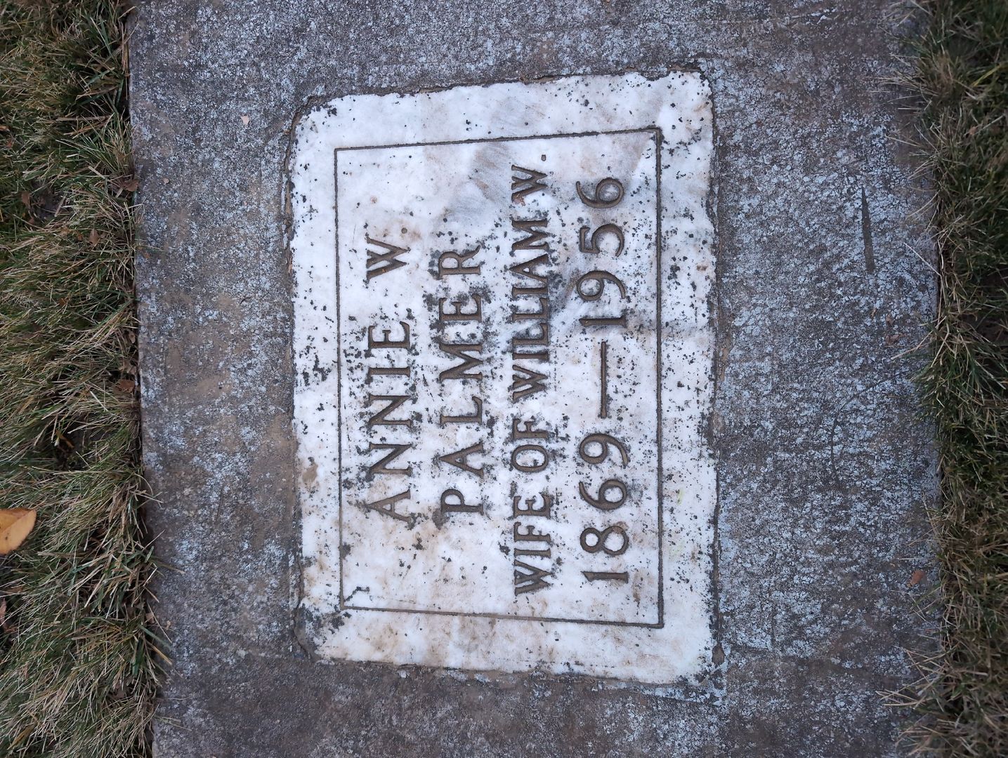 Annie W. Palmer's grave. Photo 1