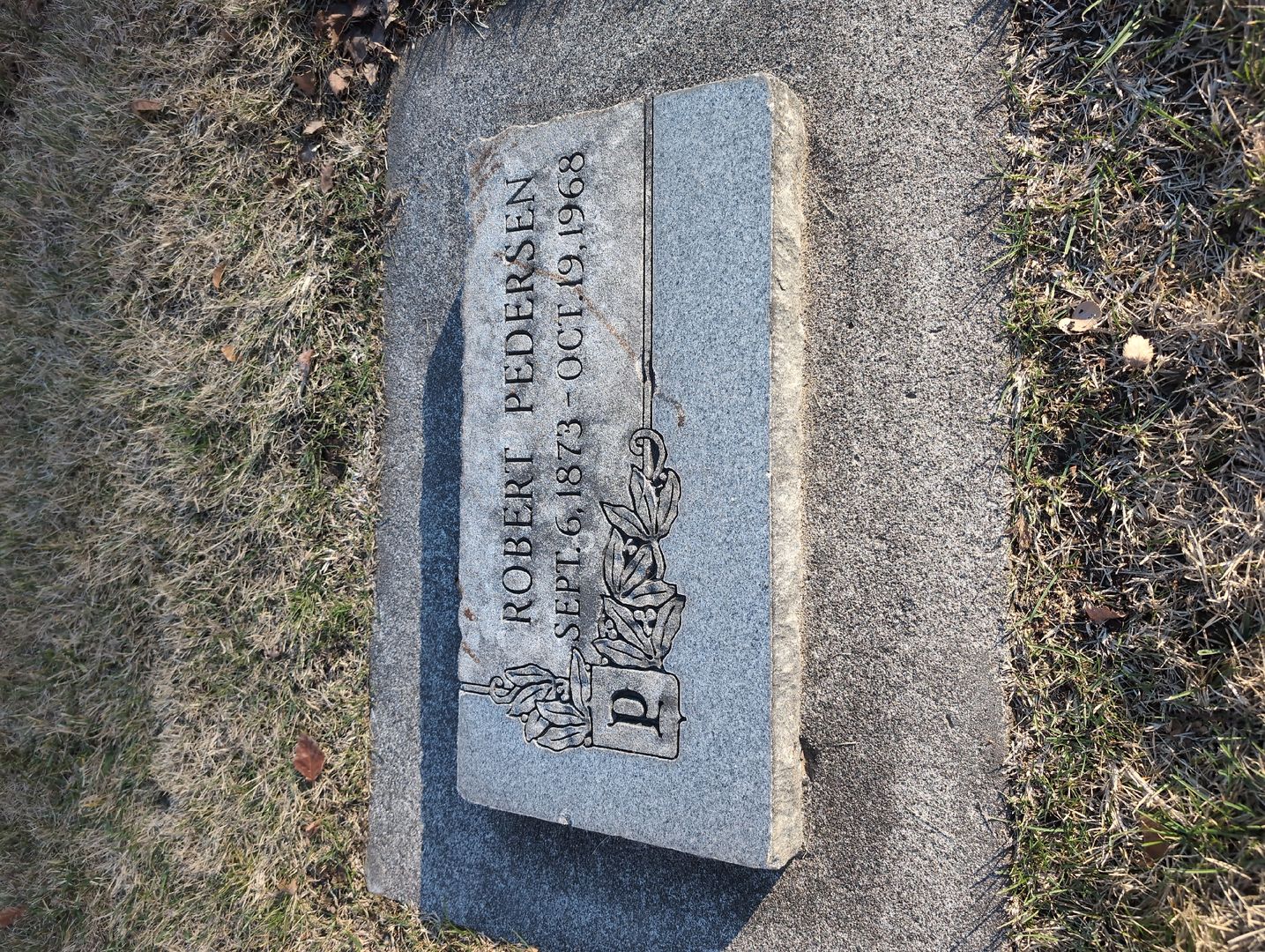 Tracy M. Earl's grave. Photo 1
