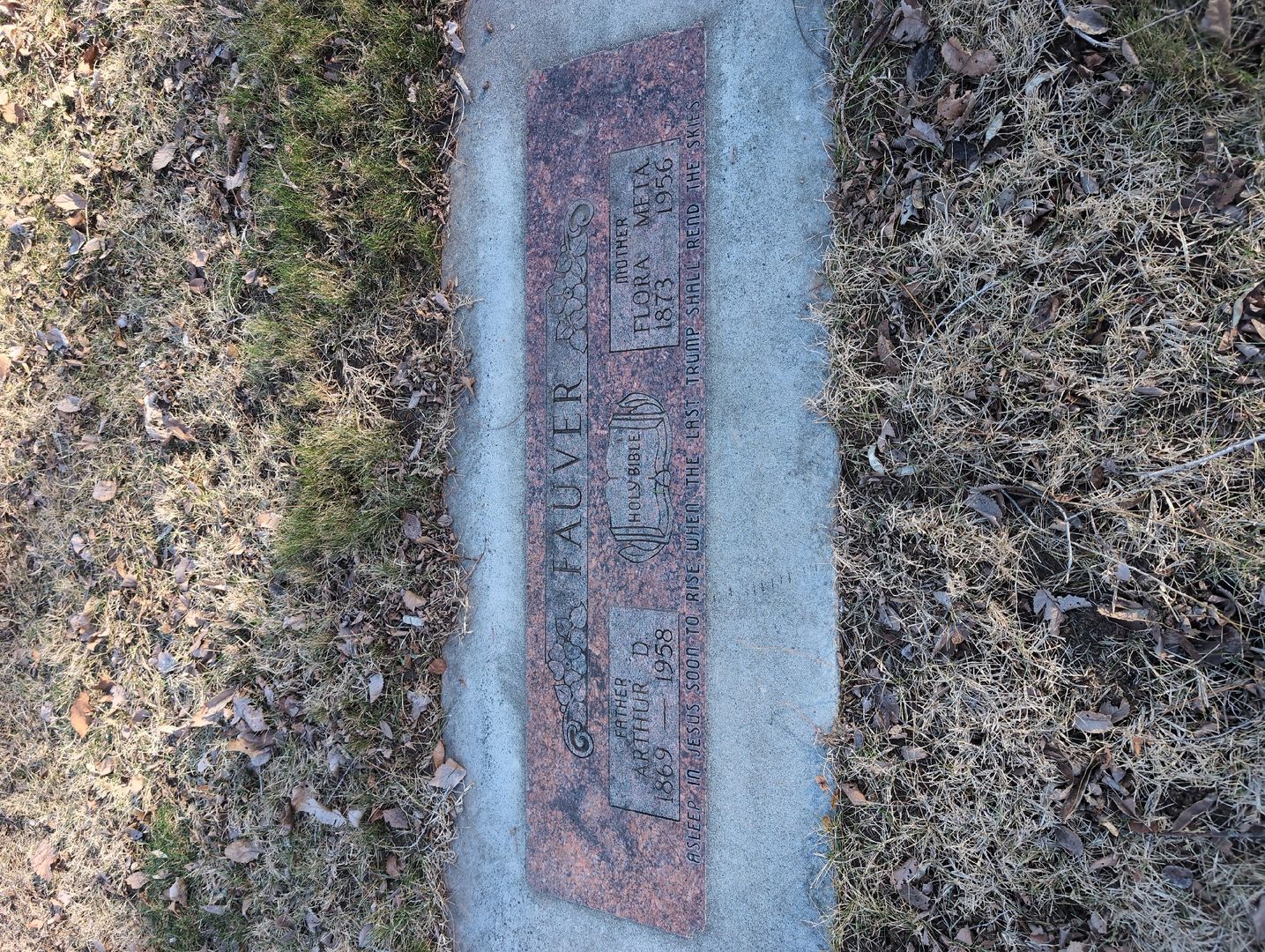 Flora Meta Fauver's grave. Photo 1