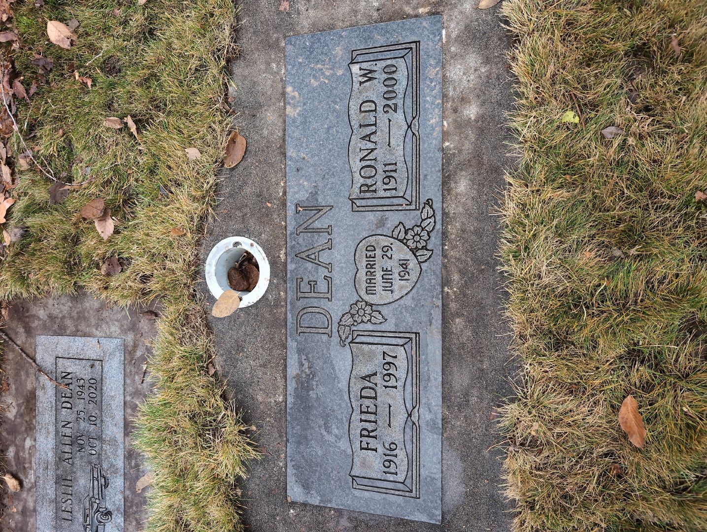 Thomas Eldred Taylor's grave. Photo 1