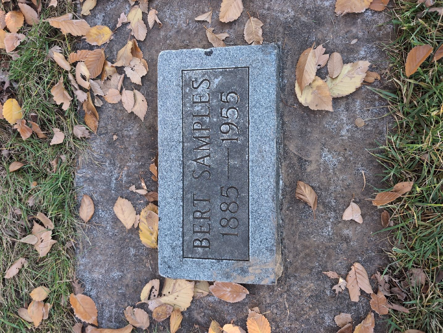 Perry W. Macklin's grave. Photo 1