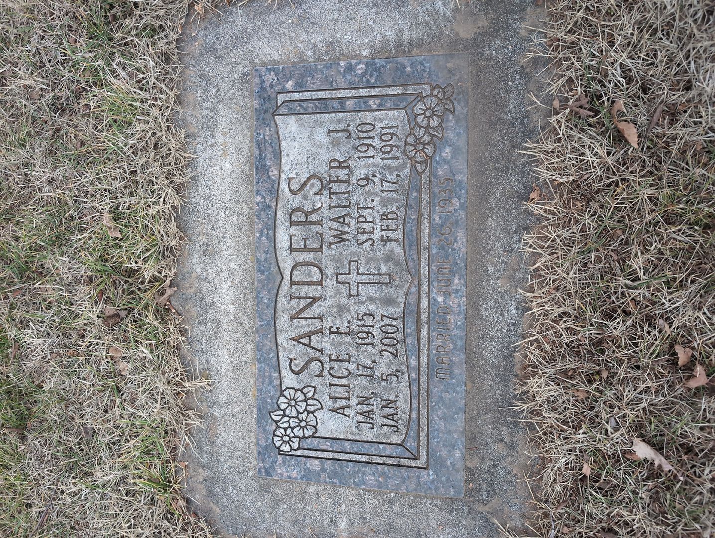 Alice E. Sanders's grave. Photo 1